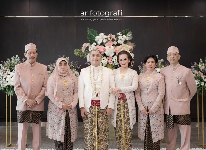 Foto Bersama Kedua Orang Tua Setelah Akad 