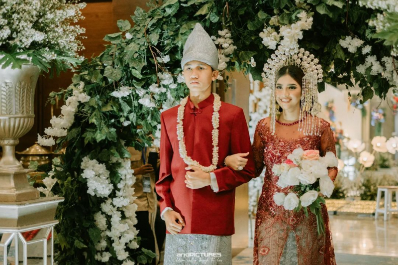 Kirab Pengantin Melayu Modifikasi

Make Up & Attire
@hera_griyapengantin 