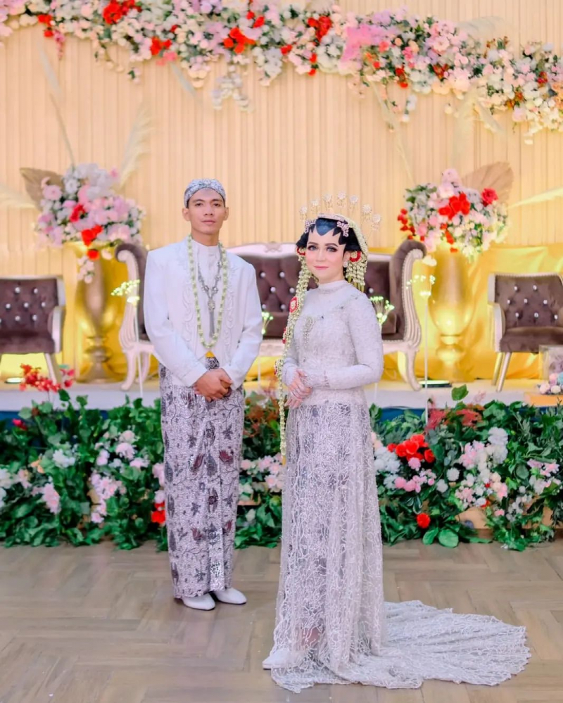 Akad Nikah Mba Ike

Attire & Acc
@hera_griyapengantin 

#heragriyapengantin 