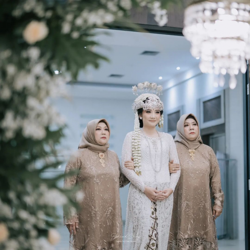 Diapit Menuju Akad Nikah
@dhyaka
Make Up & Attire
@hera_griyapengantin 