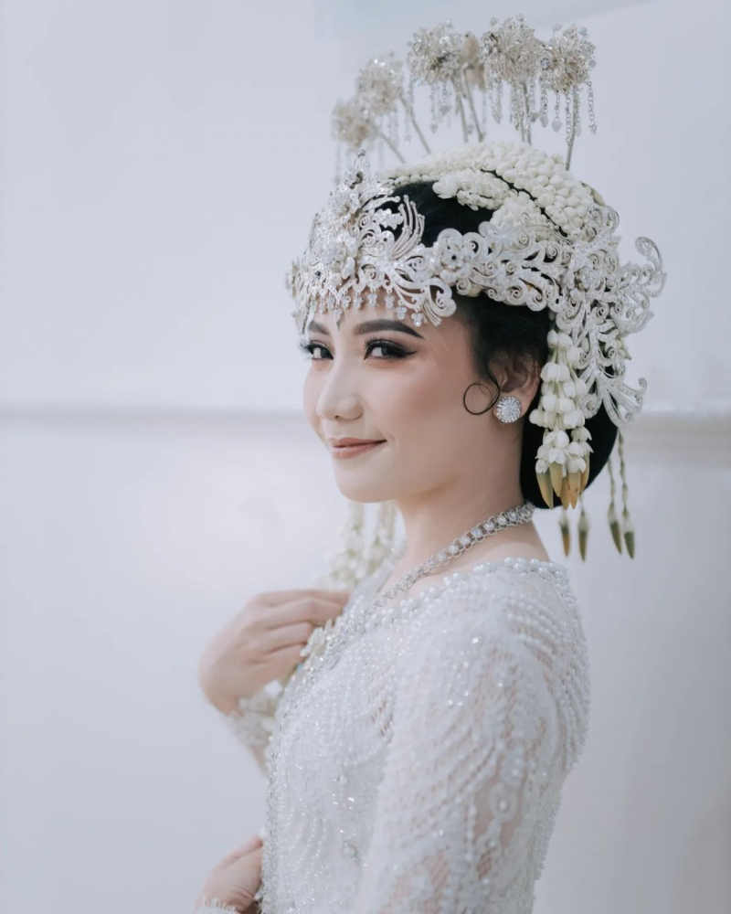 Thanks To Manten Cantikku
@dhyaka
Make Up & Attire
@hera_griyapengantin 