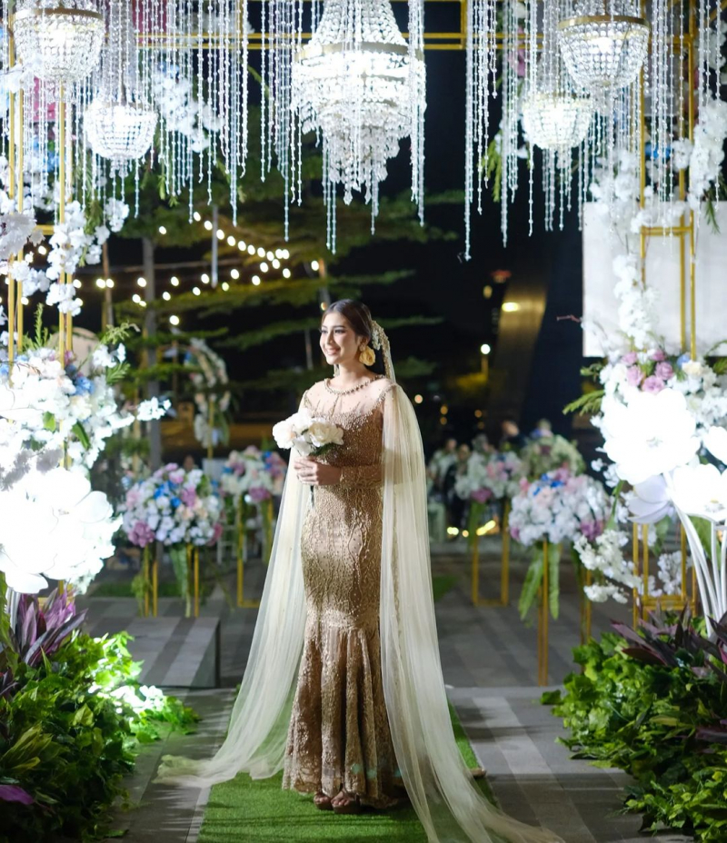 Pengantin Nasional Modifikasi

Make Up & Attire
@hera_griyapengantin 
Mua
@nansy_yosi 