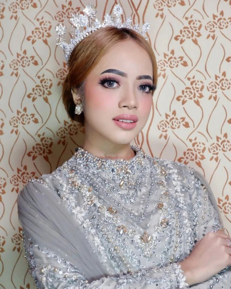 Pengantin Nasional Modifikasi

Attire, Hair Do & Acc
@hera_griyapengantin 