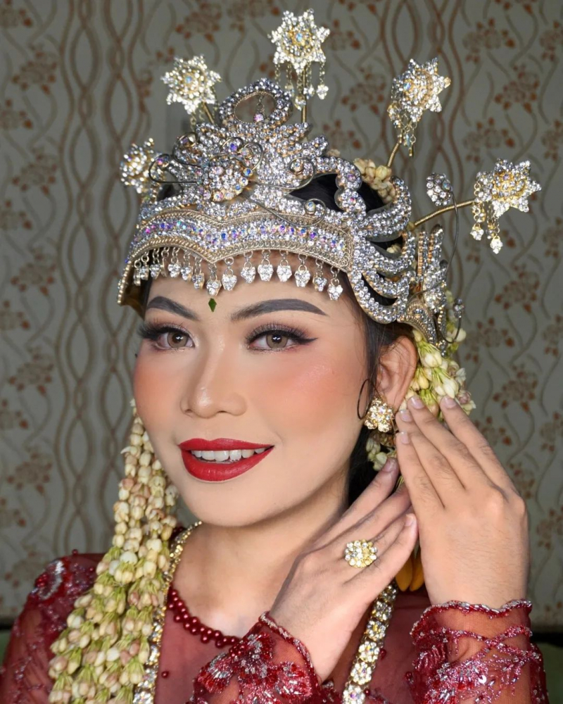 Pengantin Sunda Siger

#heragriyapengantin 
#pengantinindonesia 
#pengantinadatsunda 
#pengantinsundasiger 
#muajakarta 