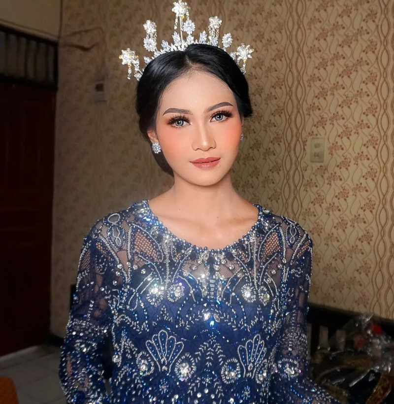 Pengantin Nasional Modifikasi

Attire & Acc
@hera_griyapengantin 
Make Up 