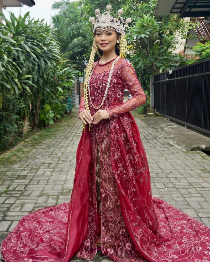 Pengantin Sunda Siger

Attire, Hair Do & Acc
@hera_griyapengantin 