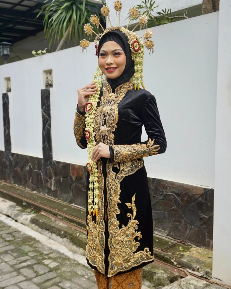 Pengantin Jawa Hijab Modifikasi

Attire, Hijab & Acc
@hera_griyapengantin 
