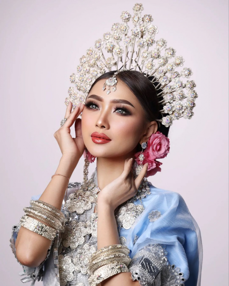 Kecantikan Pengantin Bugis

Make Up, Attire & Acc
@hera_griyapengantin 